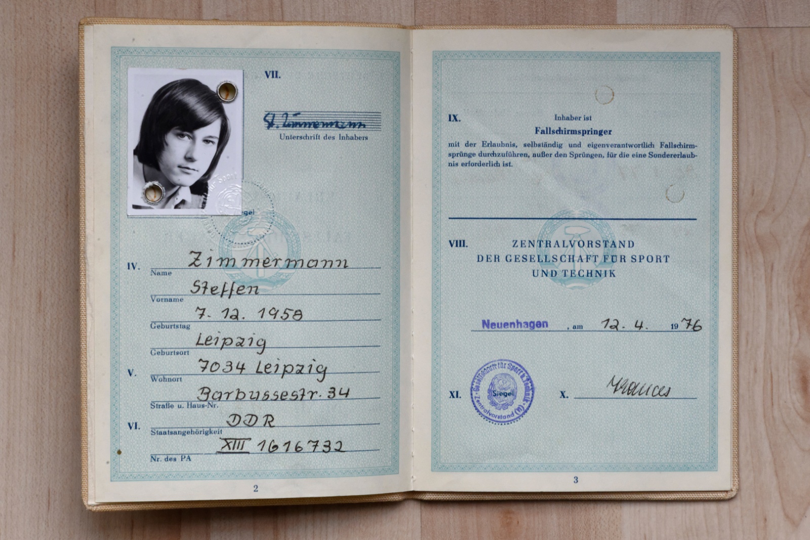 Die Erlaubnis für Fallschirmspringen von Steffen Zimmermann aus der DDR-Zeit, Leipzig 2015